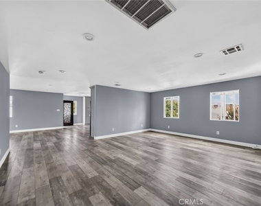 1175 N Alexandria Avenue - Photo Thumbnail 13