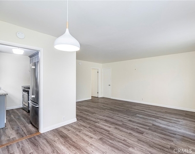 181 S Marengo Avenue - Photo Thumbnail 6