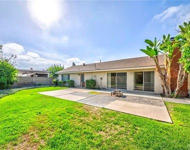 2300 Camino Escondido - Photo Thumbnail 27