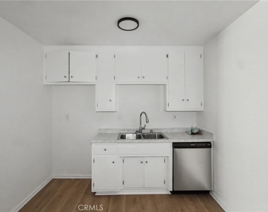 1010 E 32nd - Photo Thumbnail 8