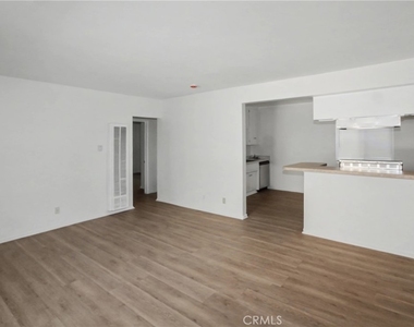 1010 E 32nd - Photo Thumbnail 5