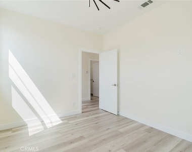 10405 N Ruffner Avenue - Photo Thumbnail 4