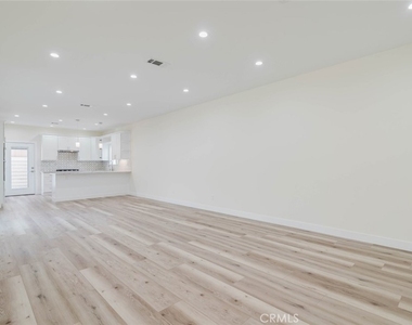 10405 N Ruffner Avenue - Photo Thumbnail 6