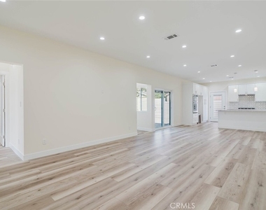 10405 N Ruffner Avenue - Photo Thumbnail 7