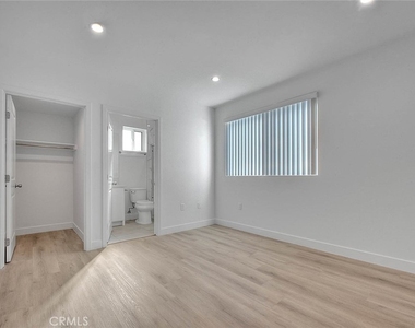 5852 Vineland - Photo Thumbnail 39