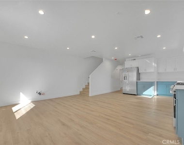 5852 Vineland - Photo Thumbnail 34