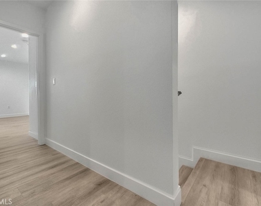 5852 Vineland - Photo Thumbnail 8