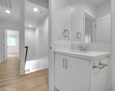 5852 Vineland - Photo Thumbnail 13