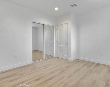 5852 Vineland - Photo Thumbnail 18