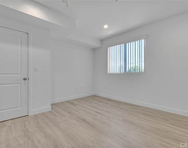 5852 Vineland - Photo Thumbnail 20