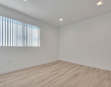 5852 Vineland - Photo Thumbnail 41