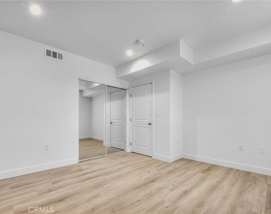 5852 Vineland - Photo Thumbnail 21