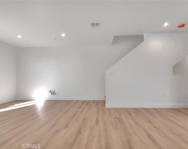 5852 Vineland - Photo Thumbnail 30