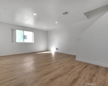 5852 Vineland - Photo Thumbnail 29