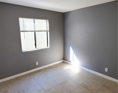 10037 Samoa Avenue - Photo Thumbnail 4