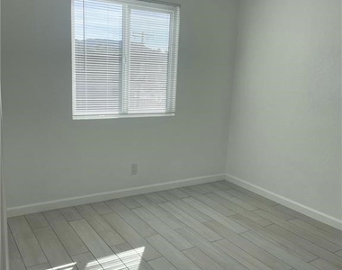 10037 Samoa Avenue - Photo Thumbnail 4