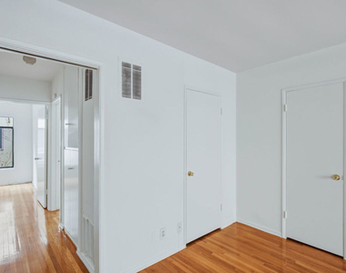 1058 S Wooster Street - Photo Thumbnail 8