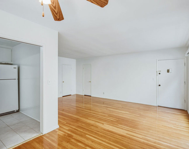 1058 S Wooster Street - Photo Thumbnail 6