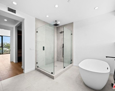307 N Wilton Place - Photo Thumbnail 8