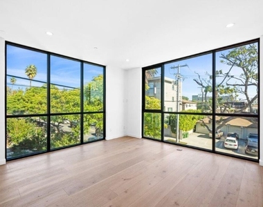 307 N Wilton Place - Photo Thumbnail 3