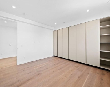 307 N Wilton Place - Photo Thumbnail 4