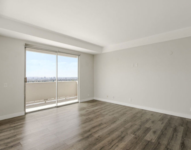 7250 Franklin Avenue - Photo Thumbnail 13