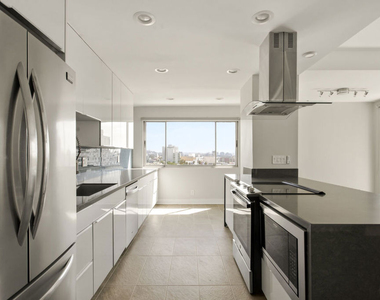 7250 Franklin Avenue - Photo Thumbnail 7