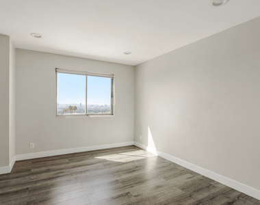 7250 Franklin Avenue - Photo Thumbnail 18