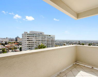 7250 Franklin Avenue - Photo Thumbnail 3