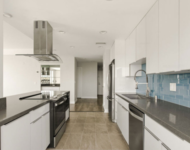 7250 Franklin Avenue - Photo Thumbnail 8