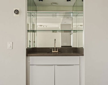 7250 Franklin Avenue - Photo Thumbnail 14