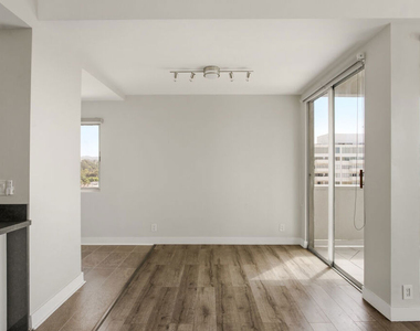 7250 Franklin Avenue - Photo Thumbnail 10