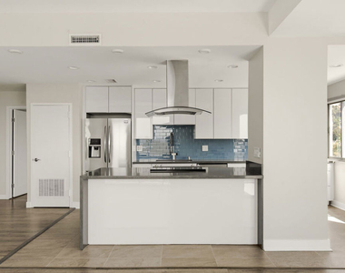 7250 Franklin Avenue - Photo Thumbnail 5