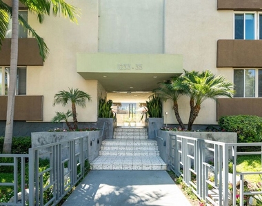 1233 N Laurel Avenue - Photo Thumbnail 23