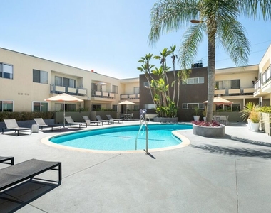 1233 N Laurel Avenue - Photo Thumbnail 21