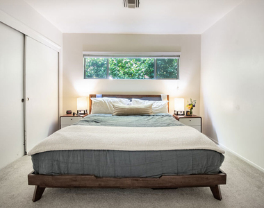 1233 N Laurel Avenue - Photo Thumbnail 12