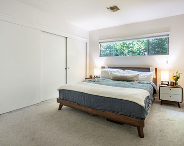 1233 N Laurel Avenue - Photo Thumbnail 13