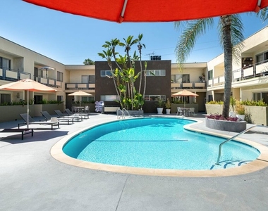 1233 N Laurel Avenue - Photo Thumbnail 4