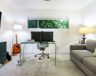 1233 N Laurel Avenue - Photo Thumbnail 18
