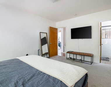 1233 N Laurel Avenue - Photo Thumbnail 14