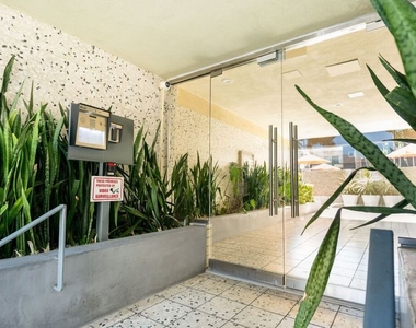 1233 N Laurel Avenue - Photo Thumbnail 24