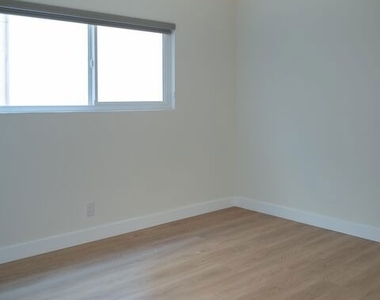 860 S Kingsley Drive - Photo Thumbnail 7