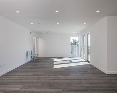 1434 W 9th Street - Photo Thumbnail 7