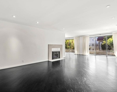 1210 N Kings Road - Photo Thumbnail 6