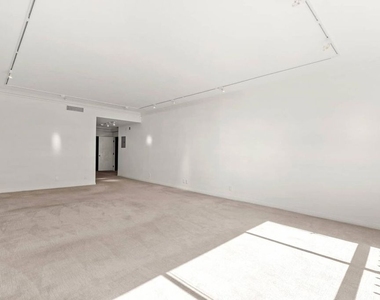 1210 N Kings Road - Photo Thumbnail 27