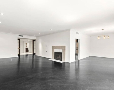1210 N Kings Road - Photo Thumbnail 8