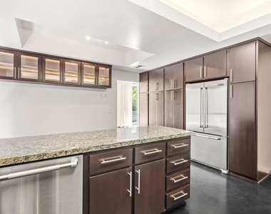 1210 N Kings Road - Photo Thumbnail 19