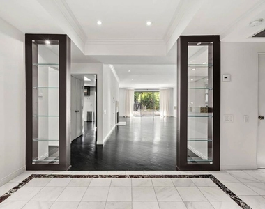 1210 N Kings Road - Photo Thumbnail 2