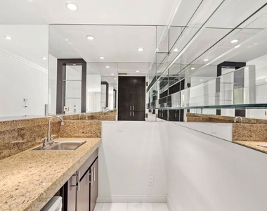1210 N Kings Road - Photo Thumbnail 4