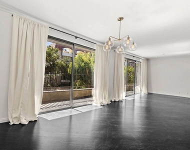 1210 N Kings Road - Photo Thumbnail 10